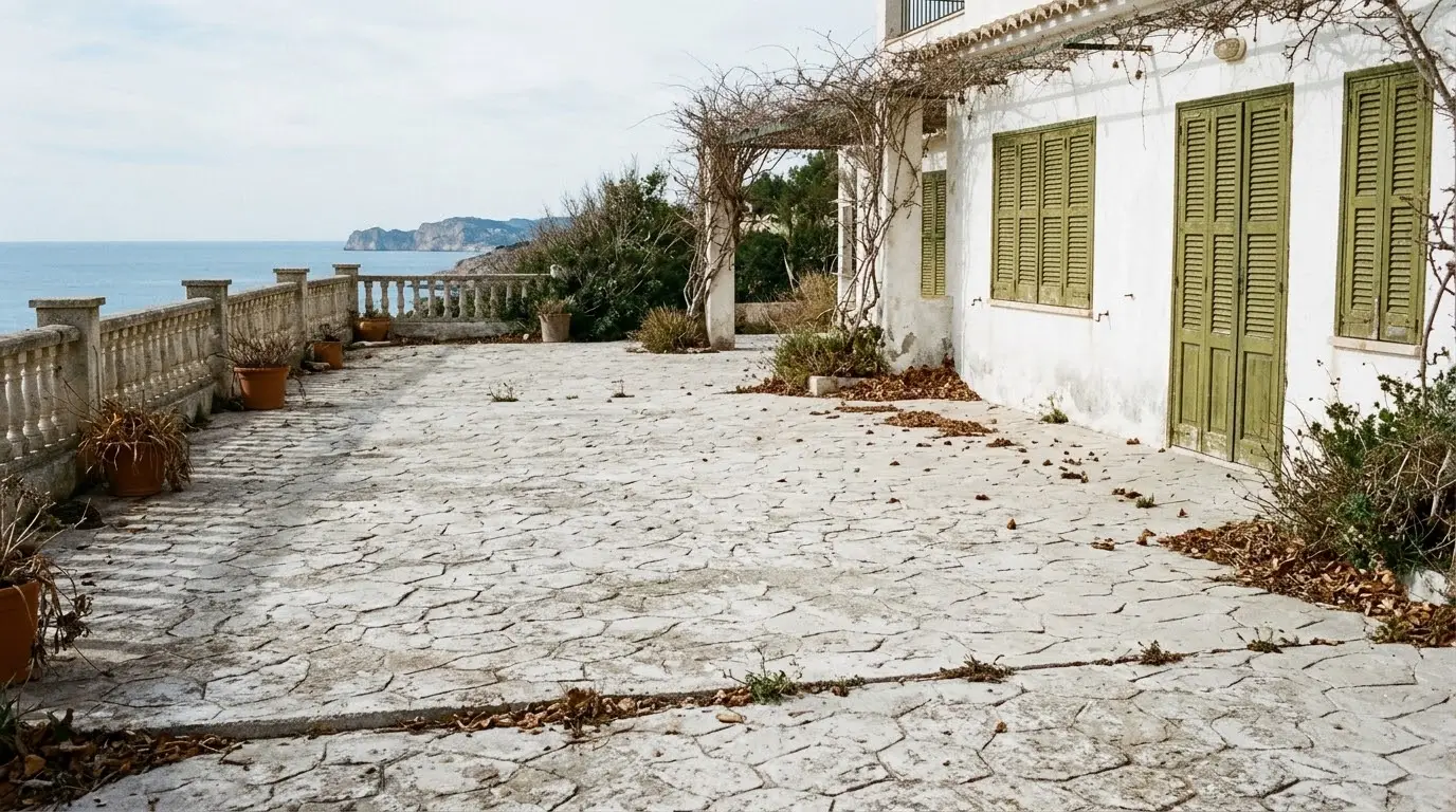 Patio de hormigón impreso descolorido por el sol junto a una casa de la costa